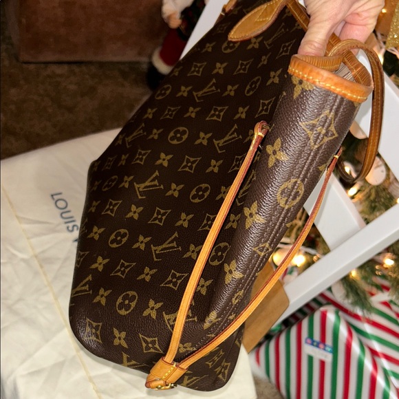 Louis Vuitton Neverfull MM - Picture 15 of 17